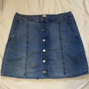 Button Front mini skirt with POCKETS.